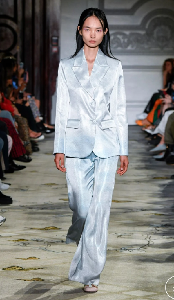 Jas wanita dengan bahan satin dan potongan asimetris